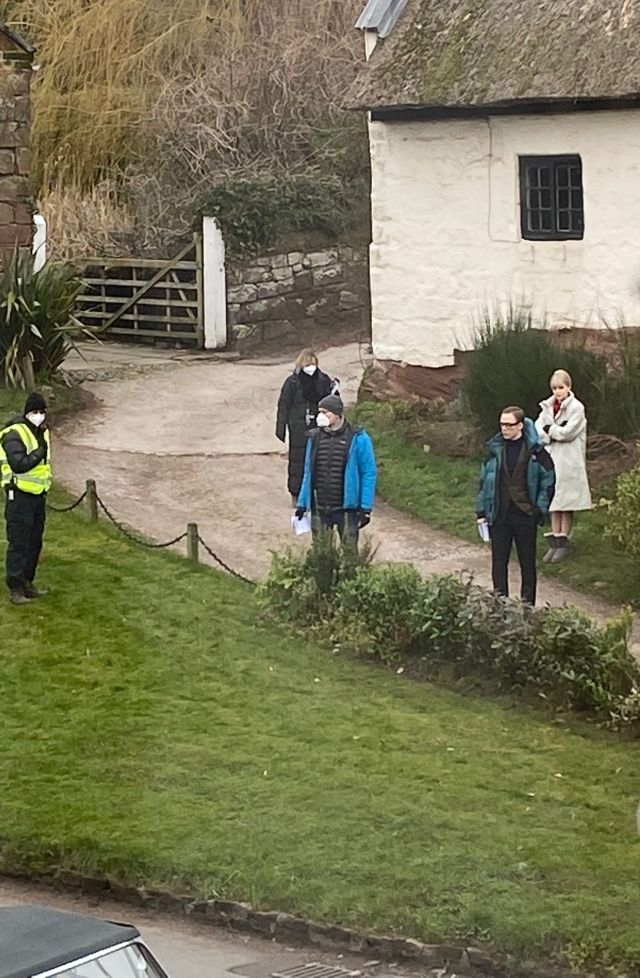 Actors_waiting_to_film_by_Barn_End